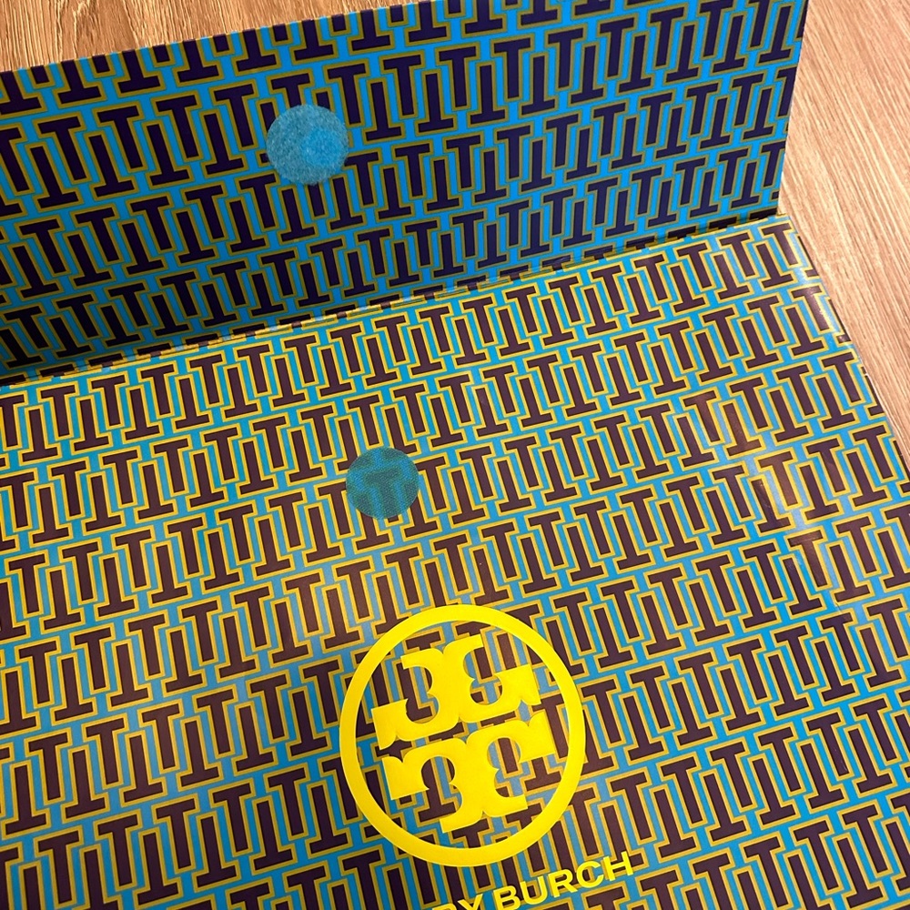 Tory Burch gift bag - Picture 3 of 5